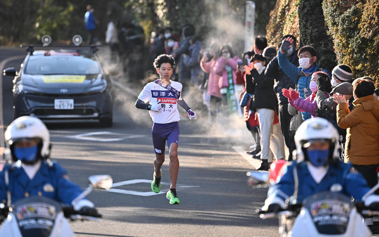 6区、沿道の観客が見守る中、力走する駒大・伊藤（代表撮影）