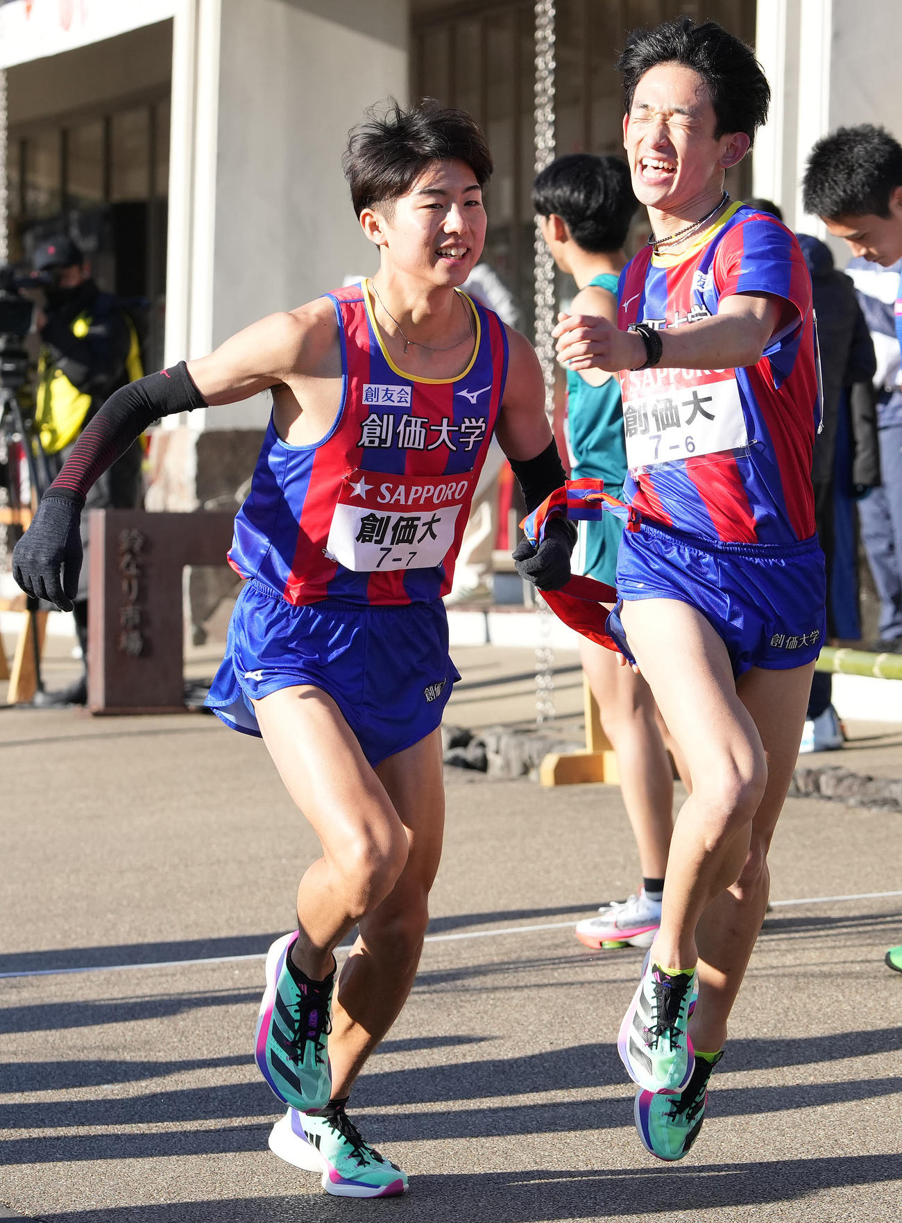創価大6区浜野（右）は小田原中継所で7区葛西にたすきを渡す（撮影・鈴木みどり）