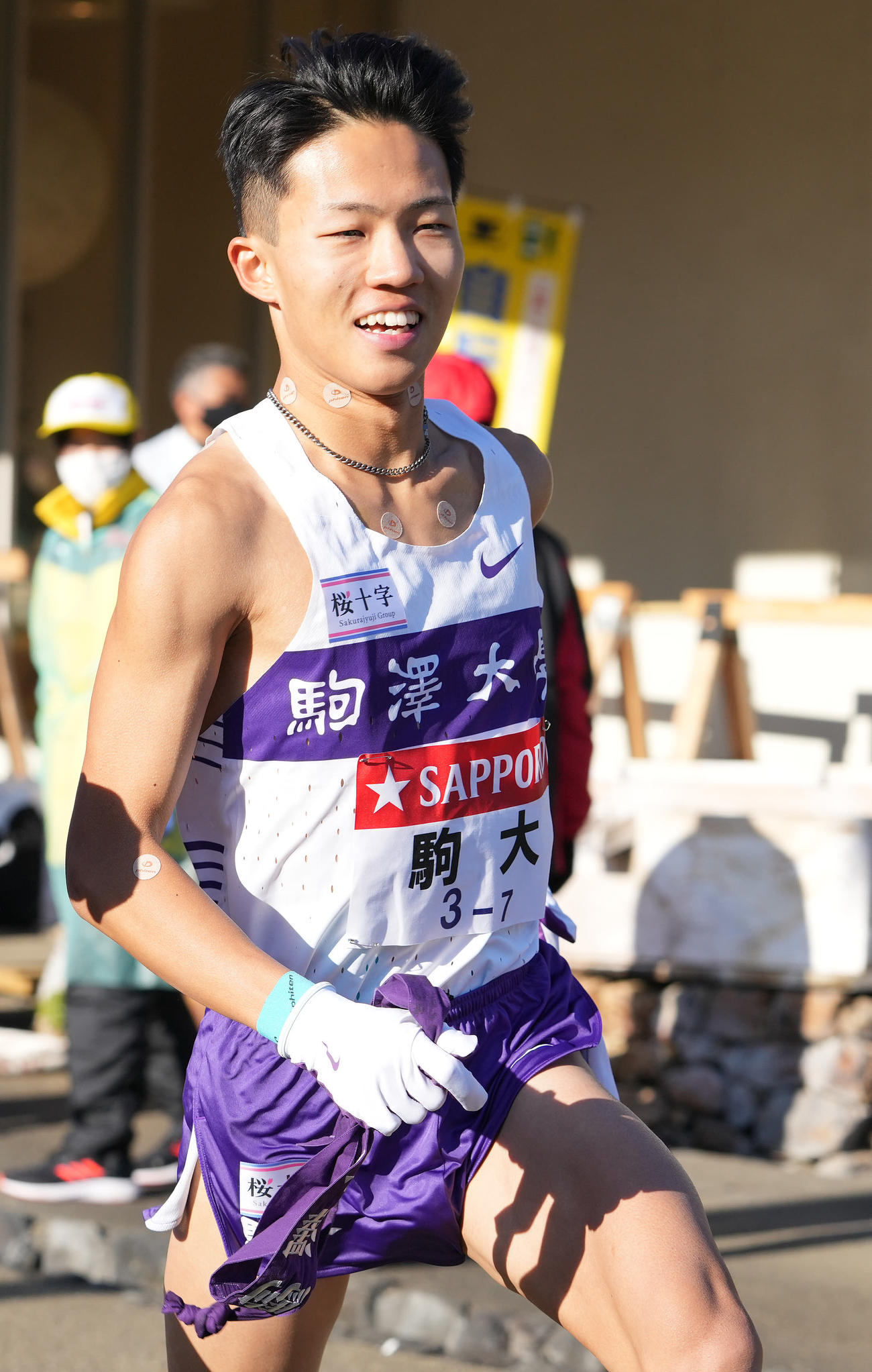 駒大7区安原は小田原中継所を出発する（撮影・鈴木みどり）