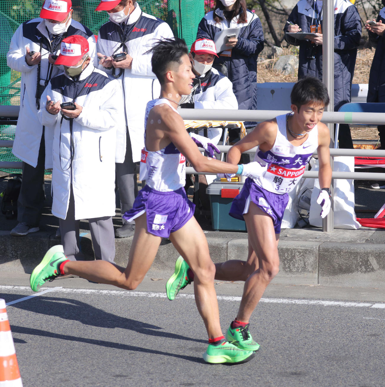 平塚中継所、1位でたすきをつなぐ駒大7区安原（左）と8区赤星（撮影・河田真司）