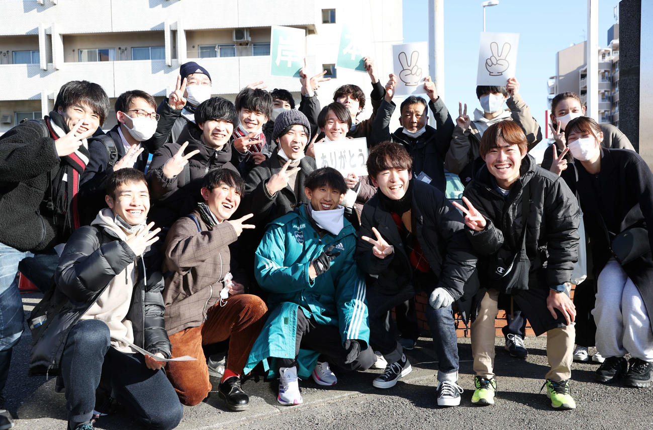 戸塚中継所スタート前、仲間と笑顔で写真に納まる青学大9区岸本（手前中央）（撮影・宮地輝）