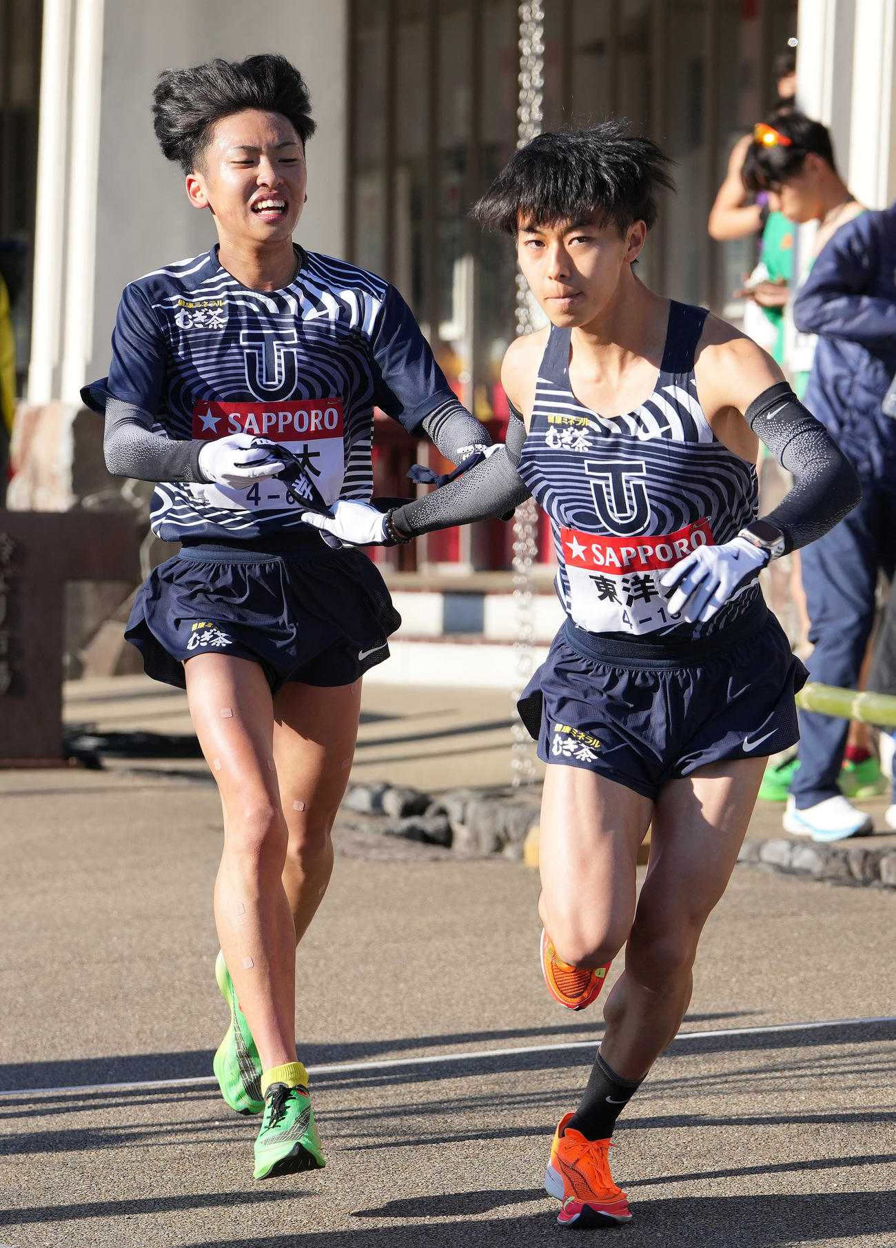 東洋大6区西村（左）は小田原中継所で7区佐藤にたすきを渡す（撮影・鈴木みどり）