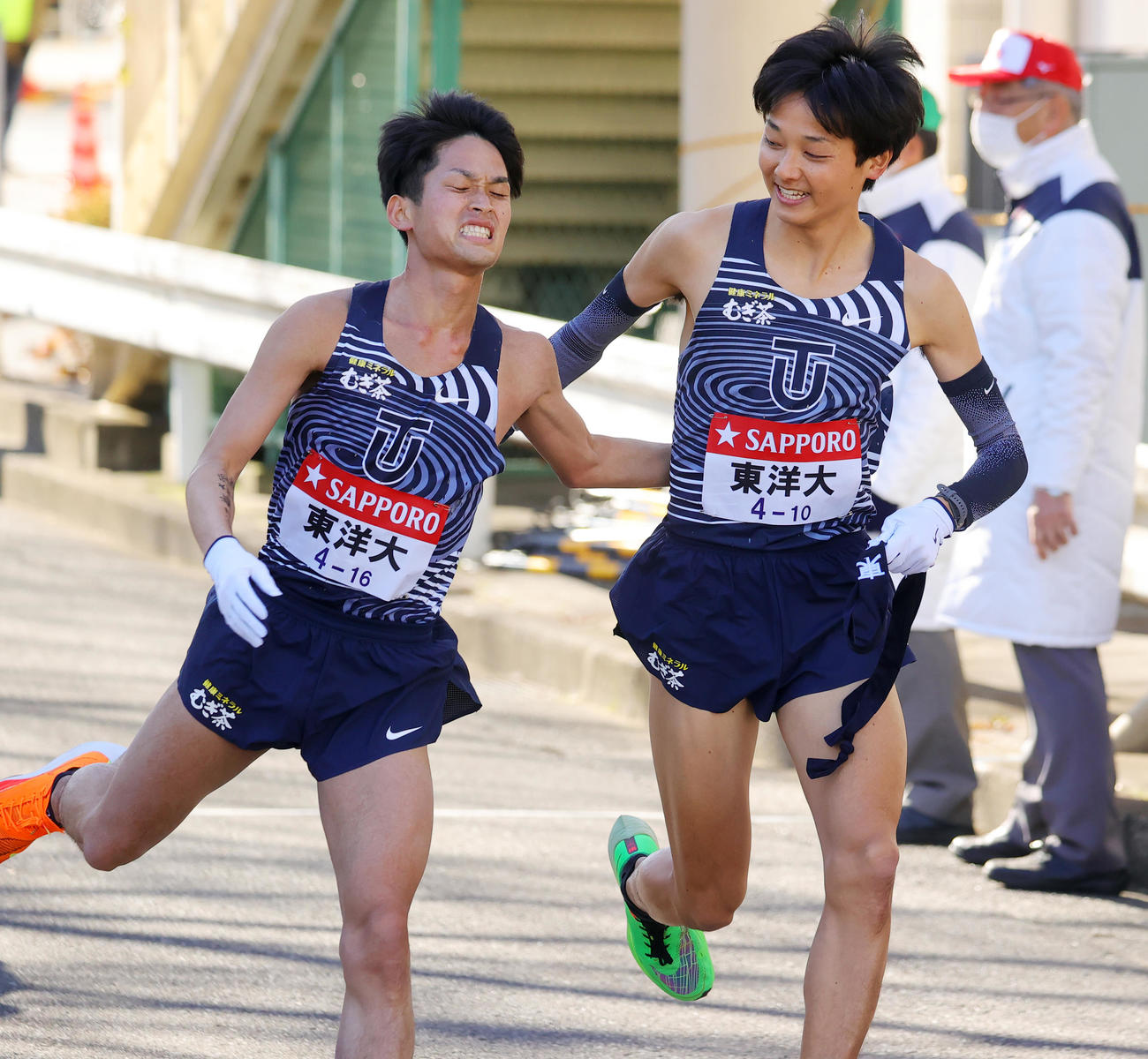 東洋大9区梅崎（左）から10区清野にたすきが渡る（撮影・野上伸悟）