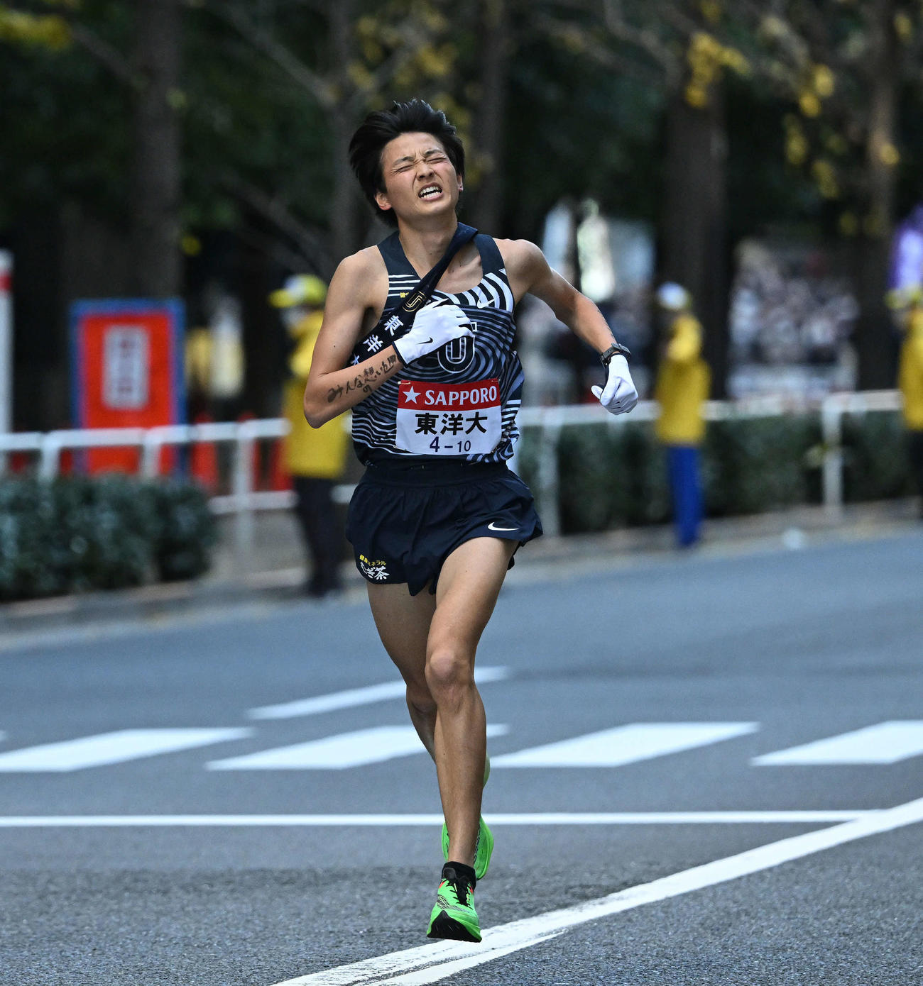 総合10位でゴールする東洋大10区清野（撮影・滝沢徹郎）