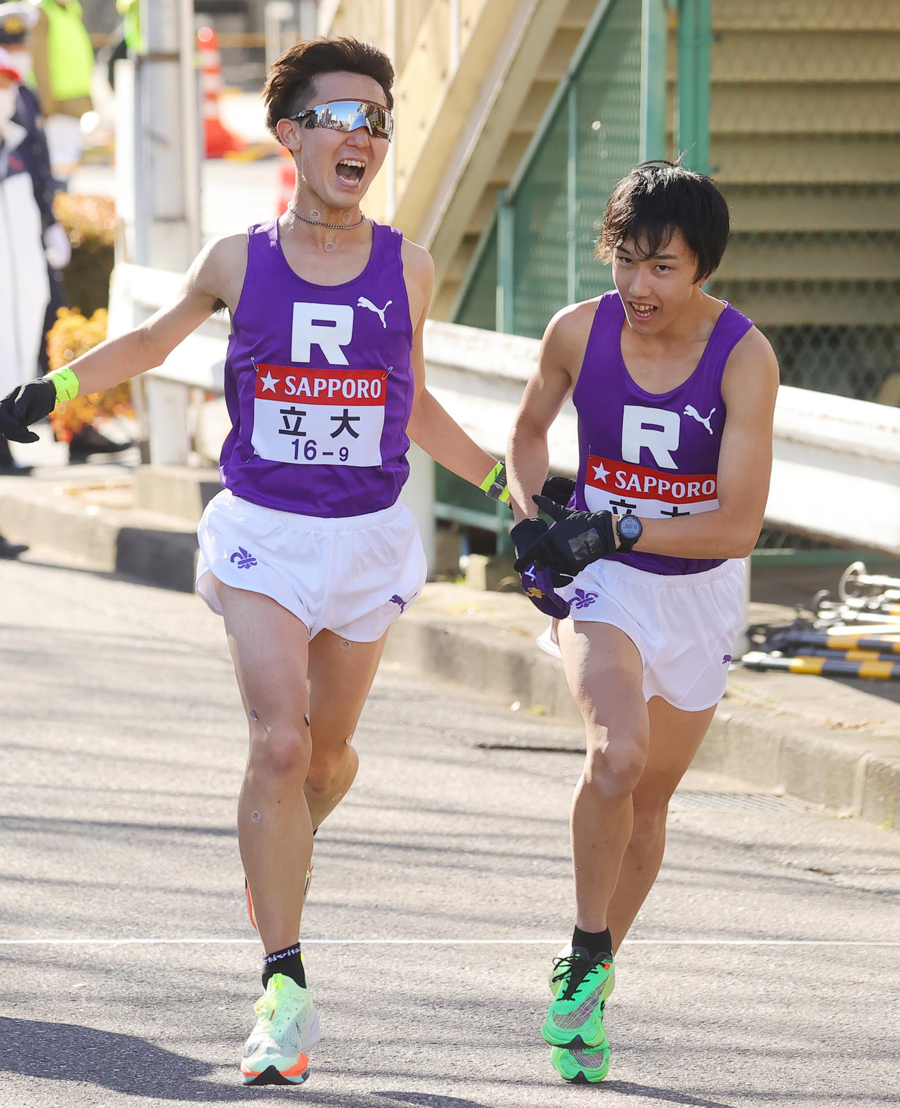 立大9区中山（左）から10区安藤にたすきが渡る（撮影・野上伸悟）