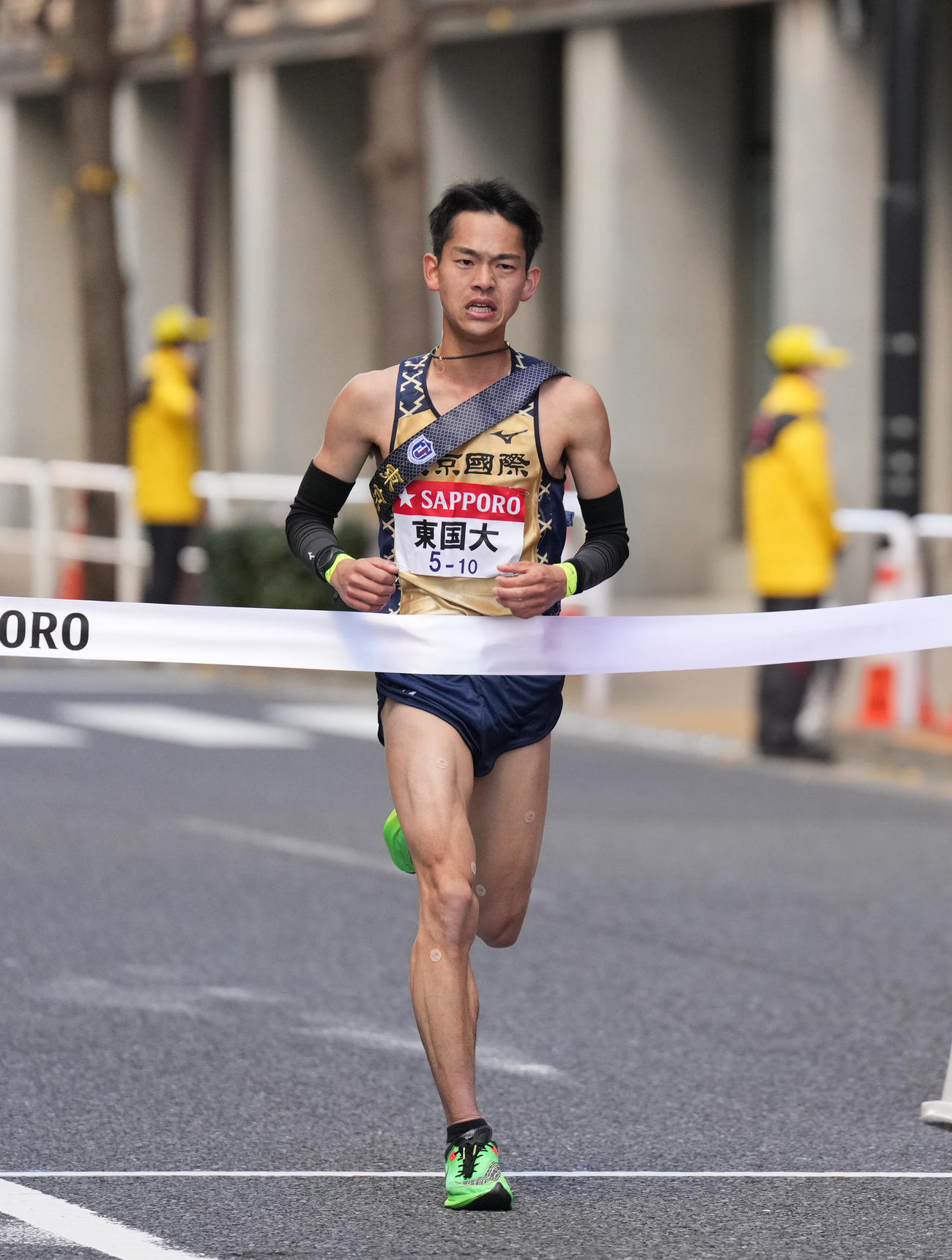 11位でゴールする東京国際大10区堀畑（撮影・菅敏）