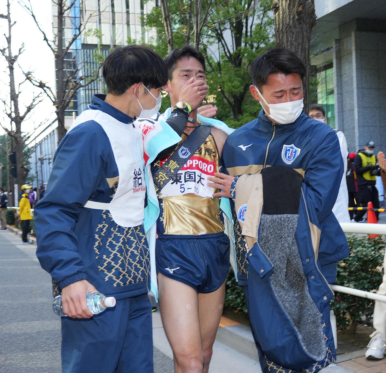 11位でゴールし、涙を流す東京国際大10区堀畑（中央）（撮影・菅敏）