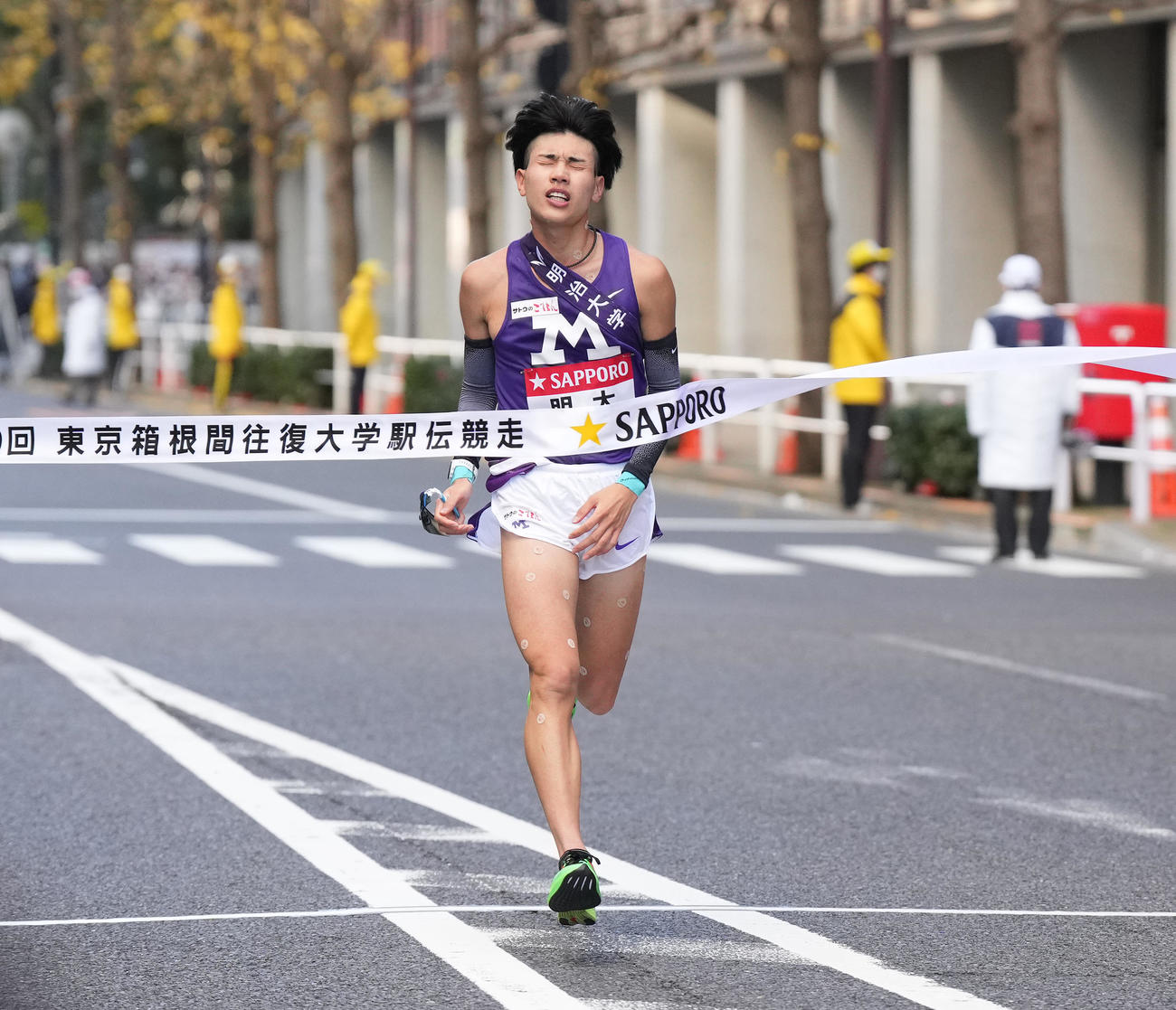 12位でゴールする明大10区漆畑（撮影・菅敏）