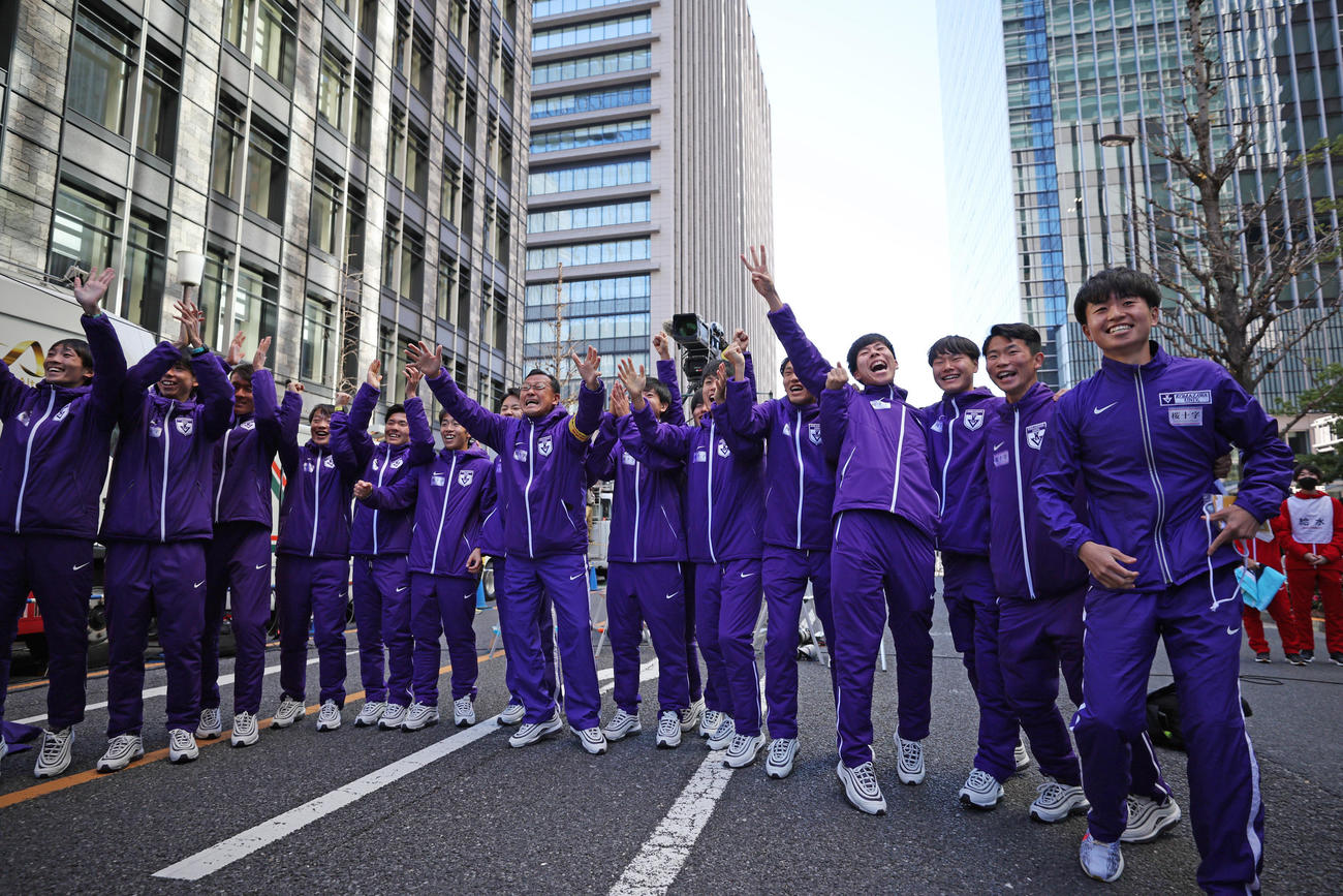 ゴールへ向かう10区青柿を待ち受ける駒大の選手たち。右から4人目は田沢（代表撮影）
