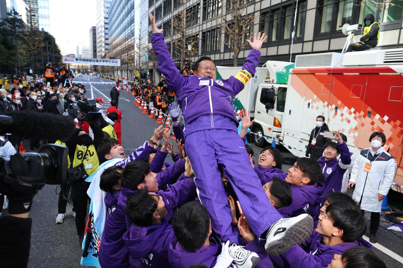 総合優勝し、選手たちに胴上げされる駒大・大八木監督（代表撮影）