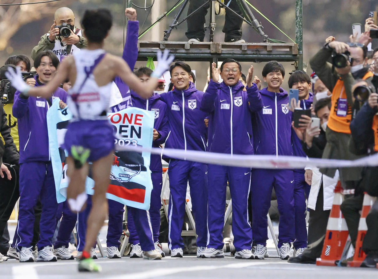 1位でゴールするアンカー・青柿響を迎える駒大の大八木弘明監督（奥右側中央）と選手たち（共同）