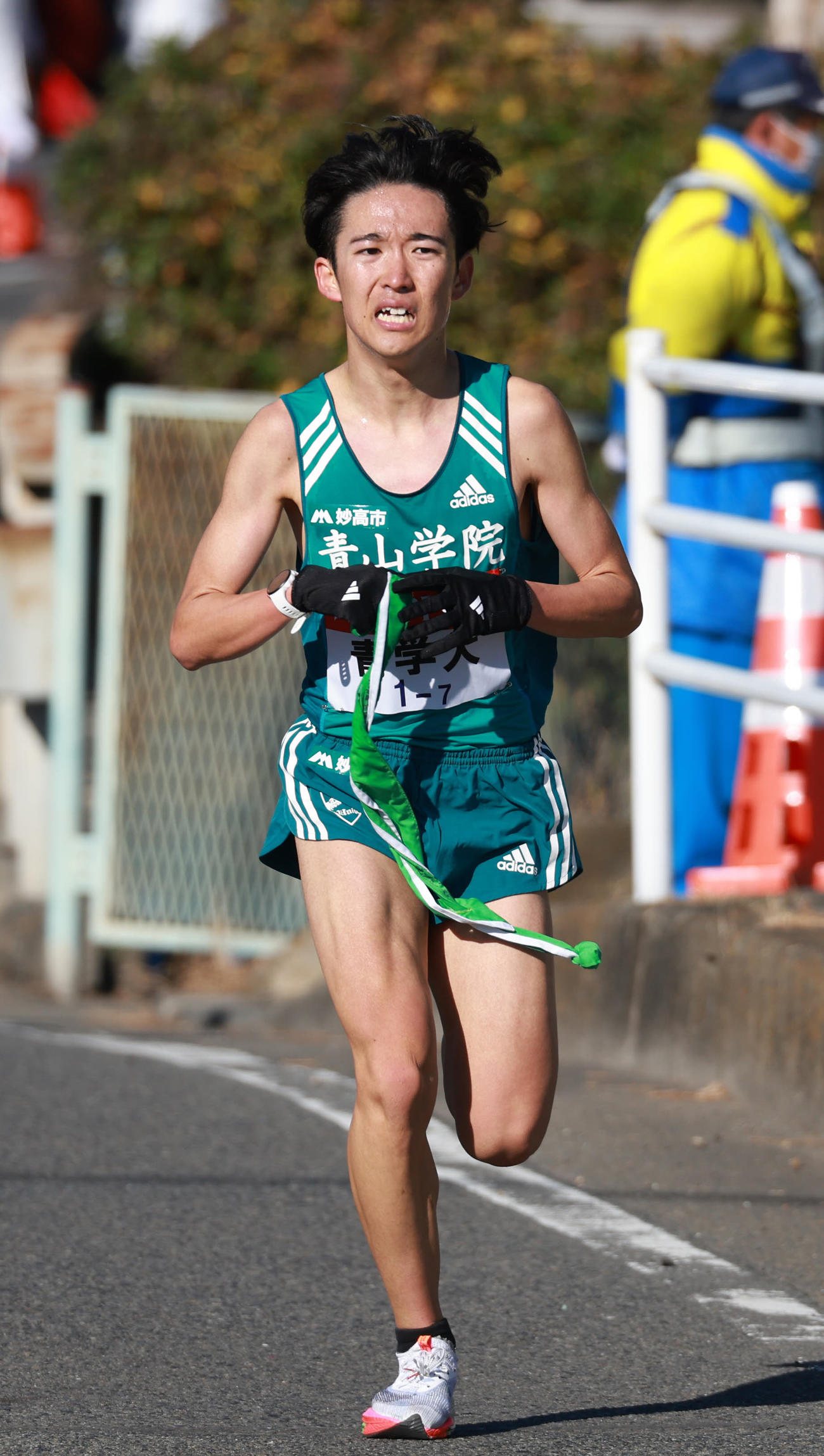 7区で力走する青学大・佐藤（代表撮影）