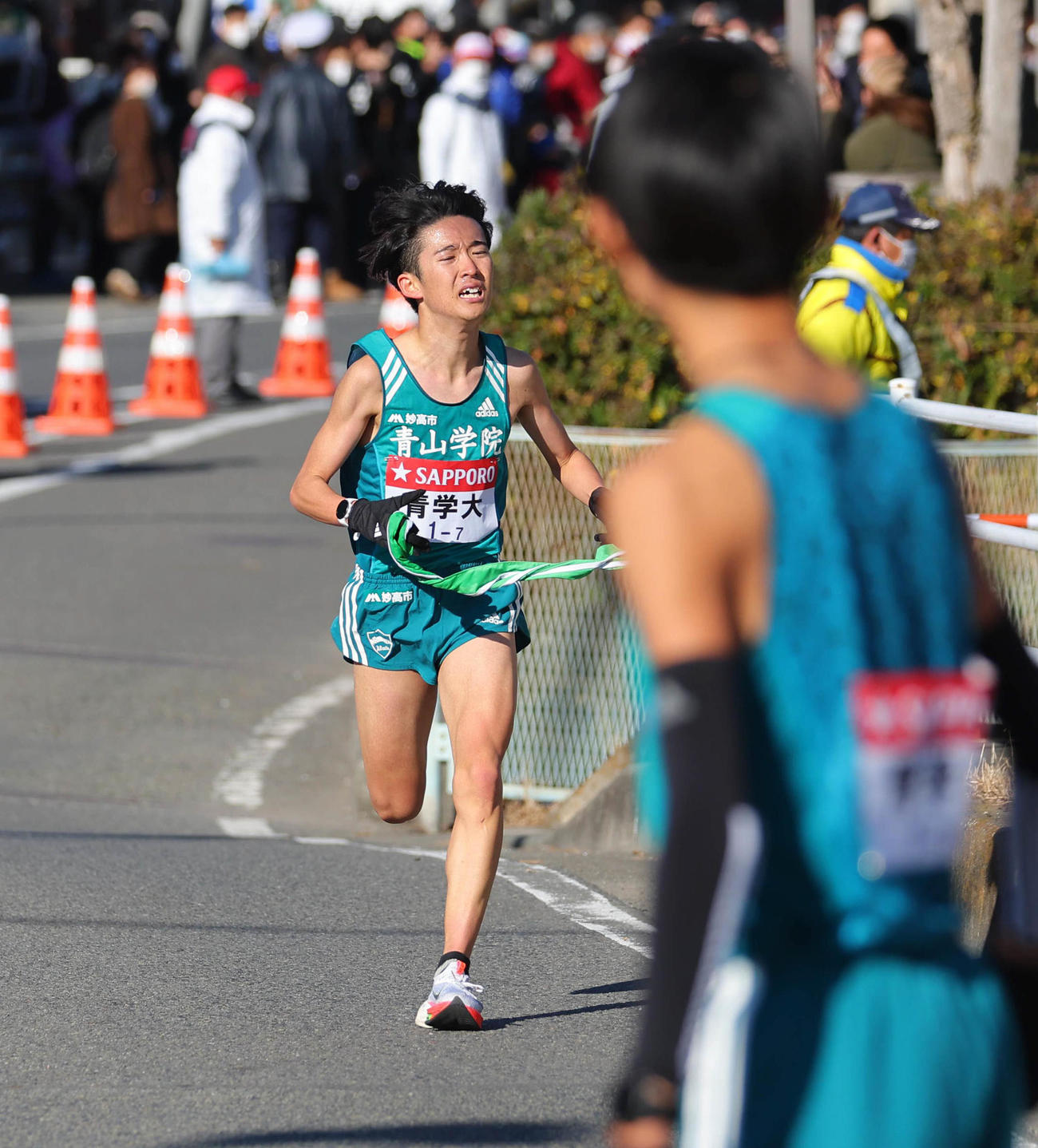 平塚中継所に向かう青学大7区佐藤（代表撮影）