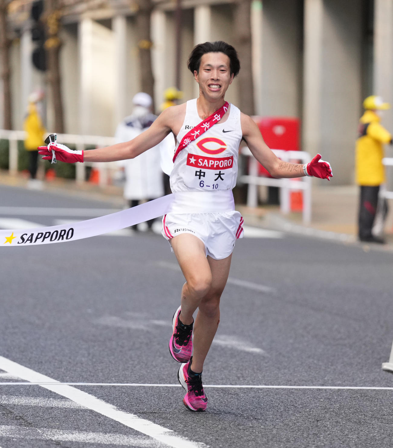 2位でゴールする中大10区助川（撮影・菅敏）