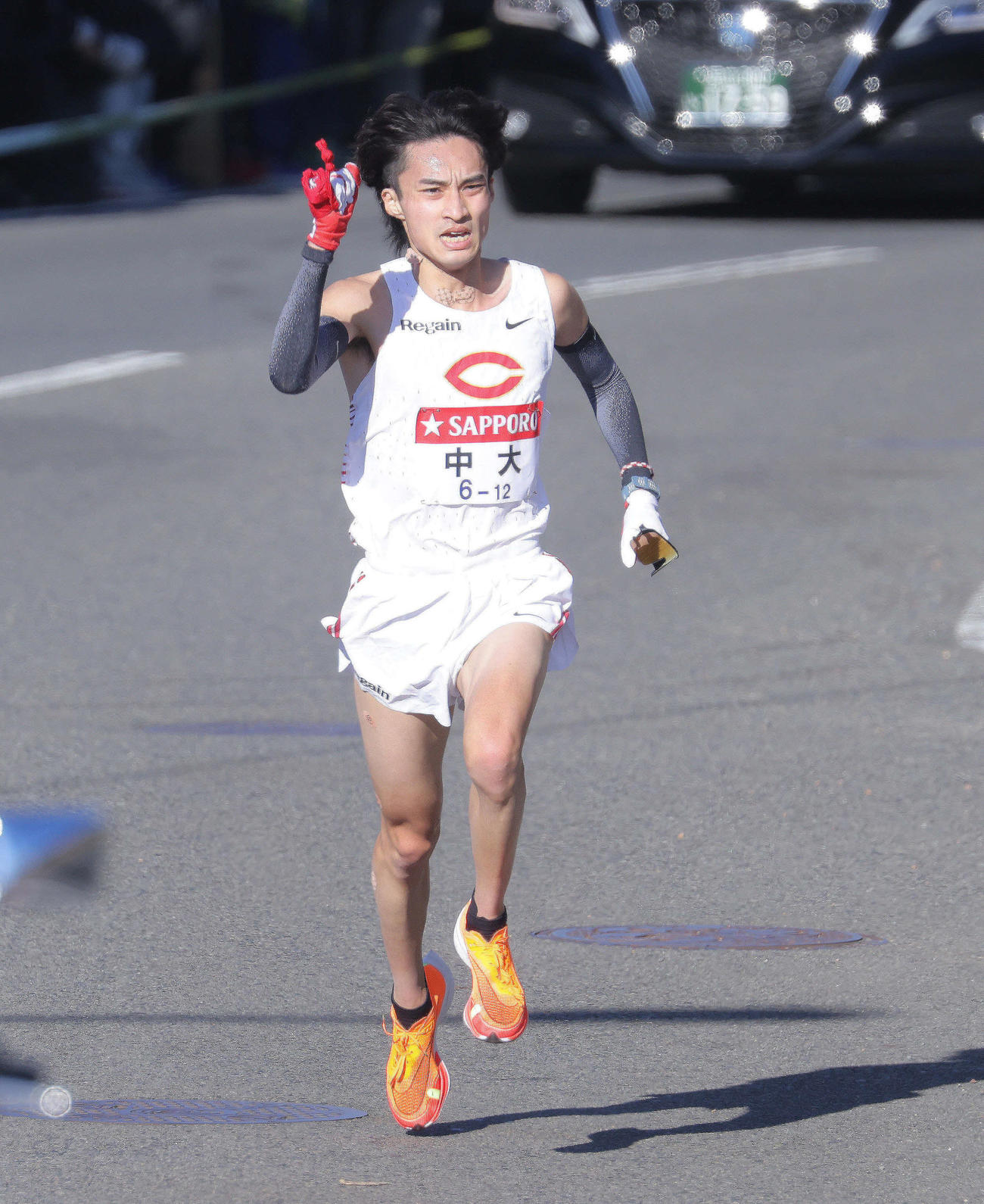平塚中継所手前を力走する中大7区千守（撮影・河田真司）