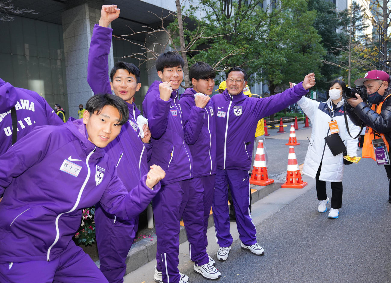 総合優勝を果たし、選手たちとガッツポーズを見せる駒大・大八木監督（右端）（撮影・菅敏）