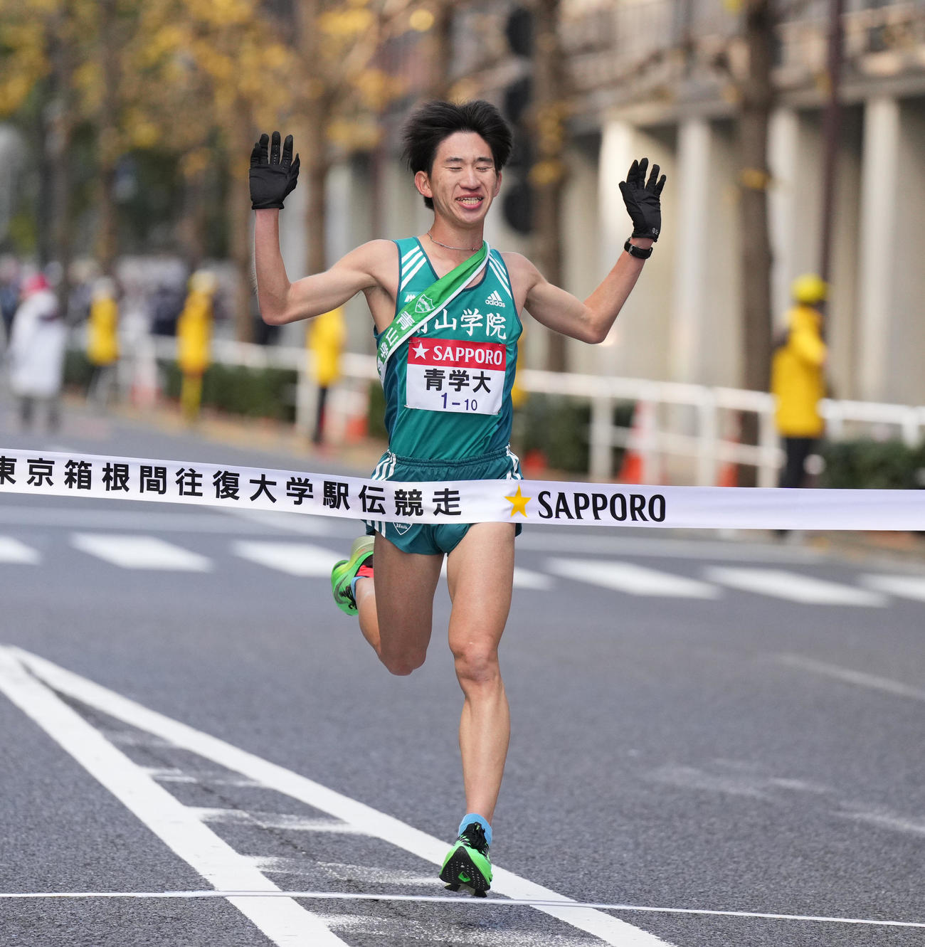 3位でゴールする青学大10区中倉（撮影・菅敏）
