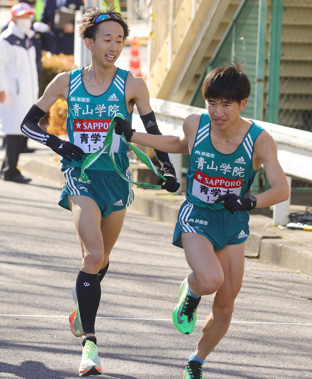 青学大9区岸本（左）から10区中倉にたすきがつながれる（撮影・野上伸悟）