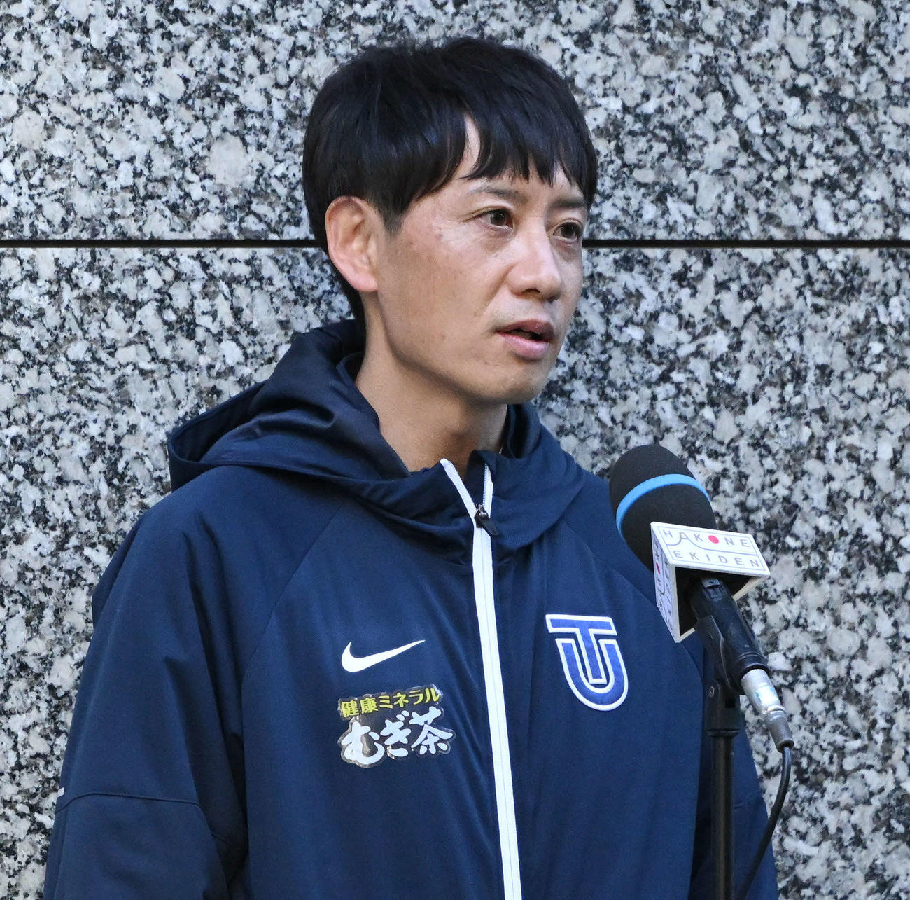 総合10位となり取材に応じる東洋大・酒井監督（撮影・滝沢徹郎）