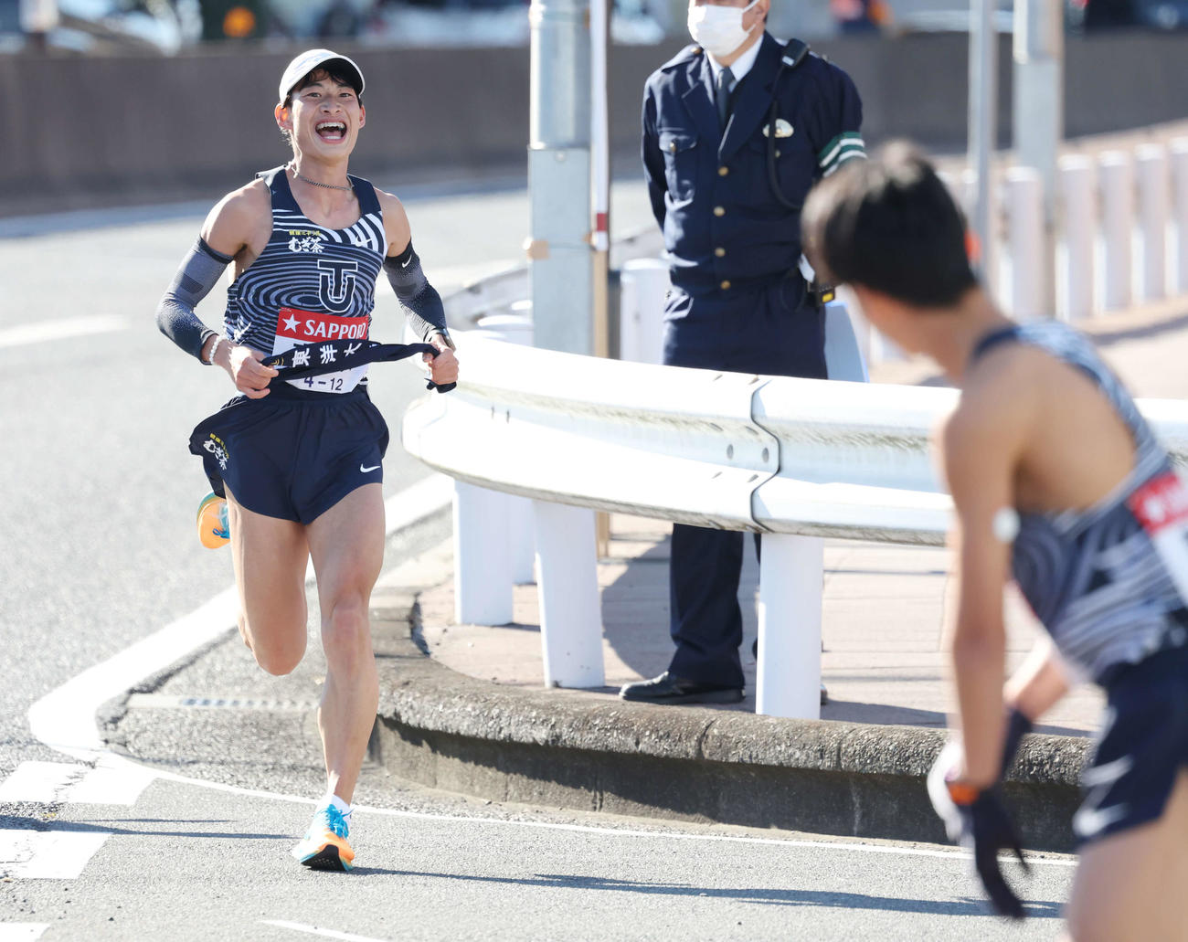 戸塚中継所で力走する東洋大8区木本（撮影・宮地輝）