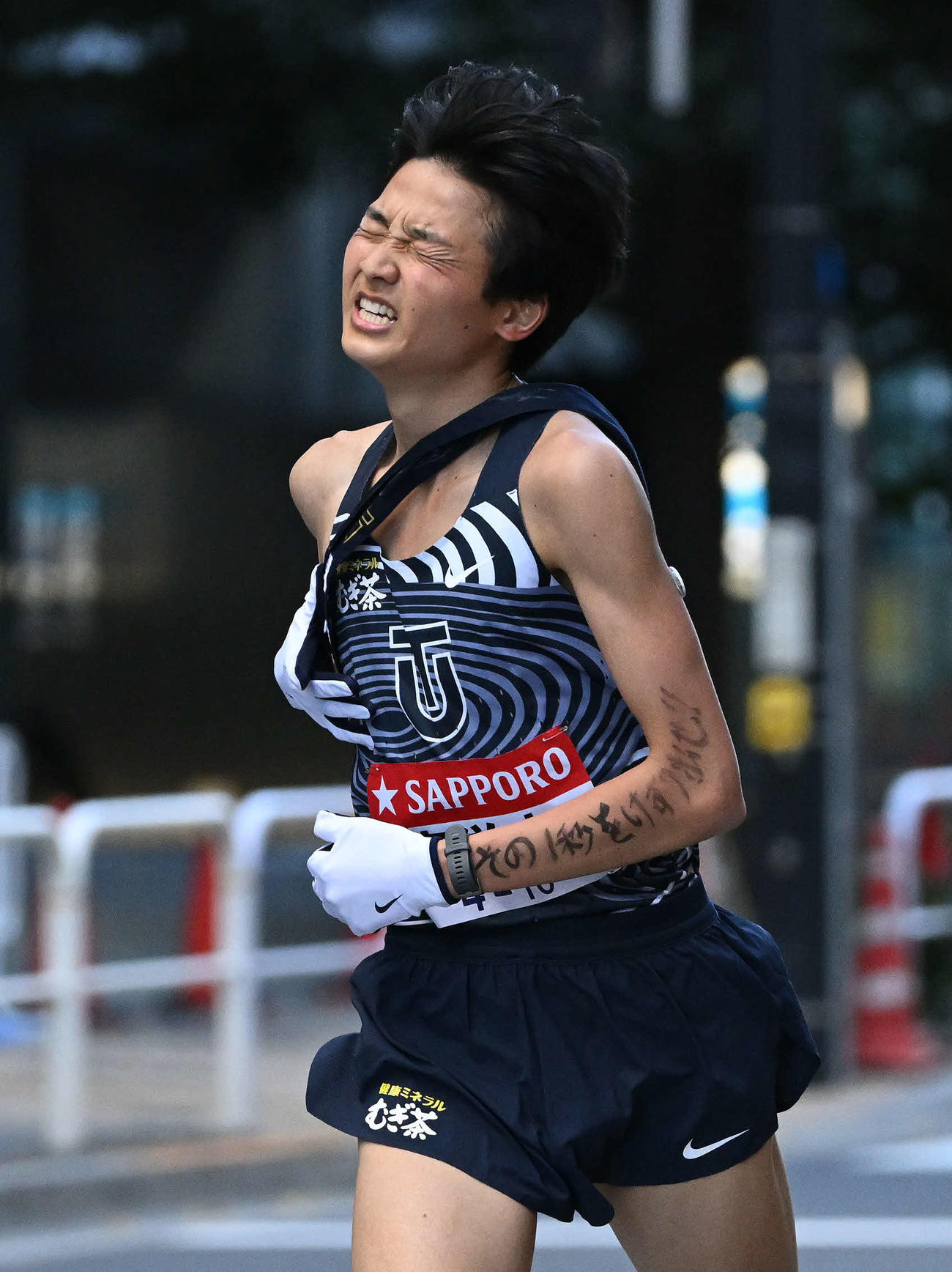 総合10位でゴールする東洋大10区清野の左腕には「その1秒をけずり出せ！！」と書かれていた（撮影・滝沢徹郎）