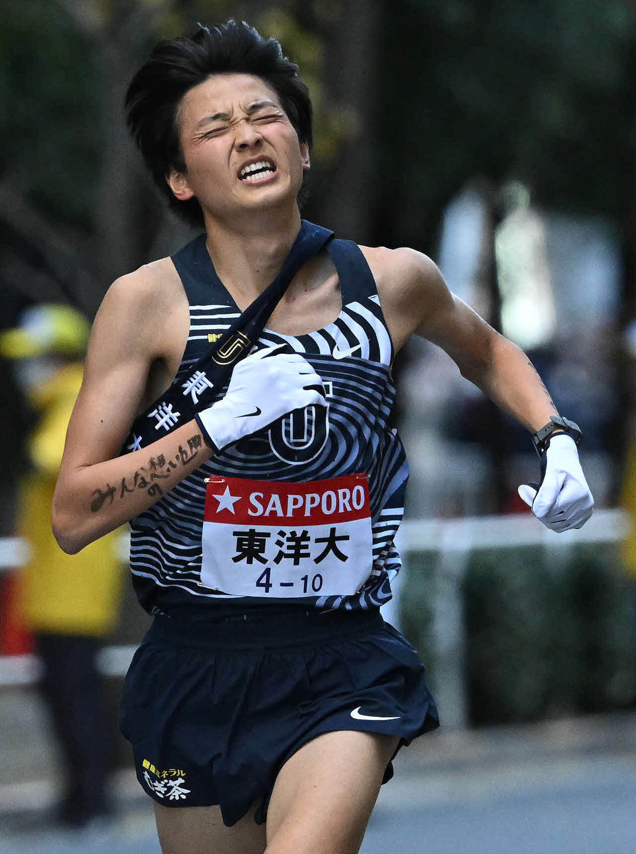 総合10位でゴールする東洋大10区清野（撮影・滝沢徹郎）