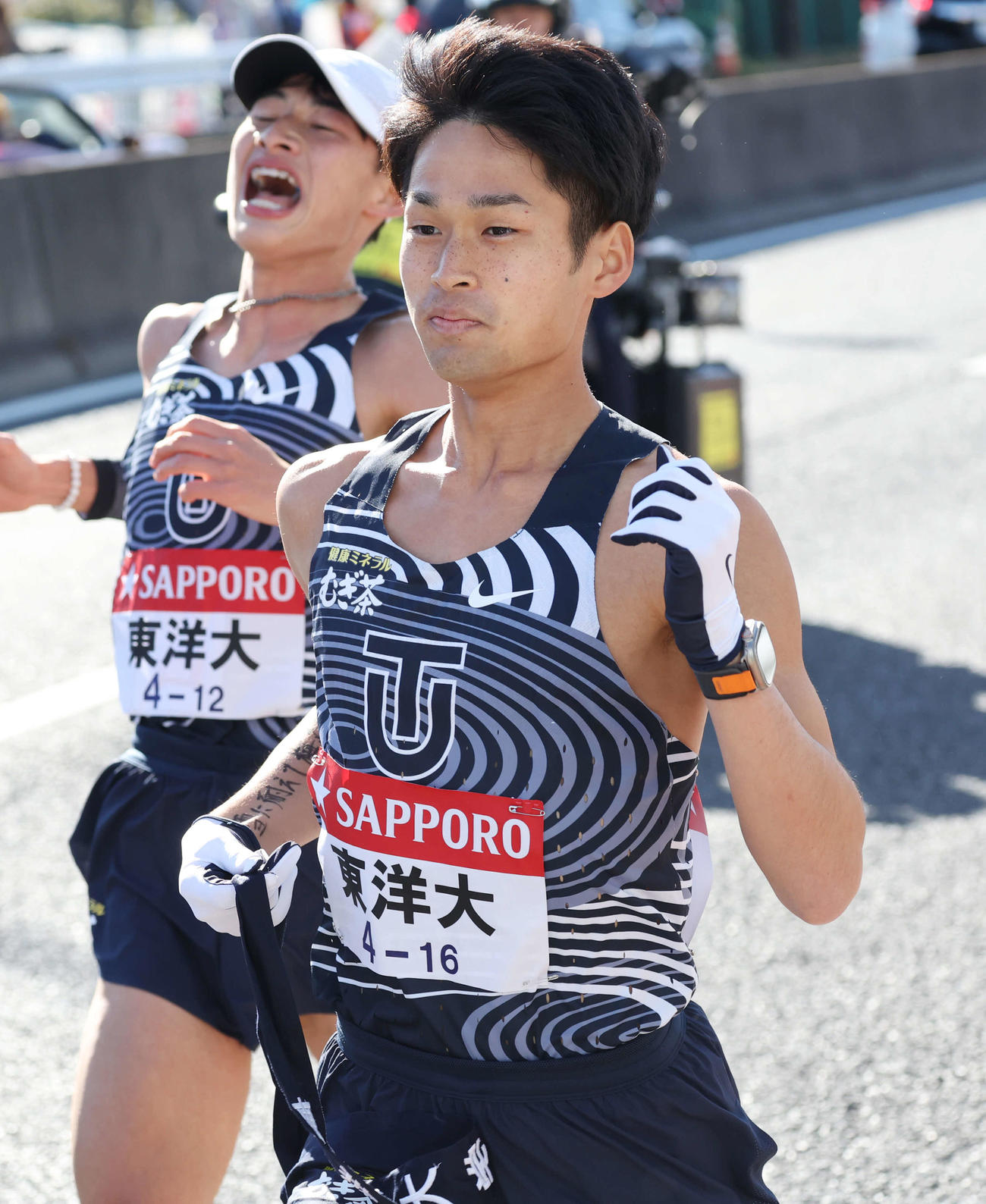 戸塚中継所でたすきを受け走り出す東洋大9区梅崎（撮影・宮地輝）