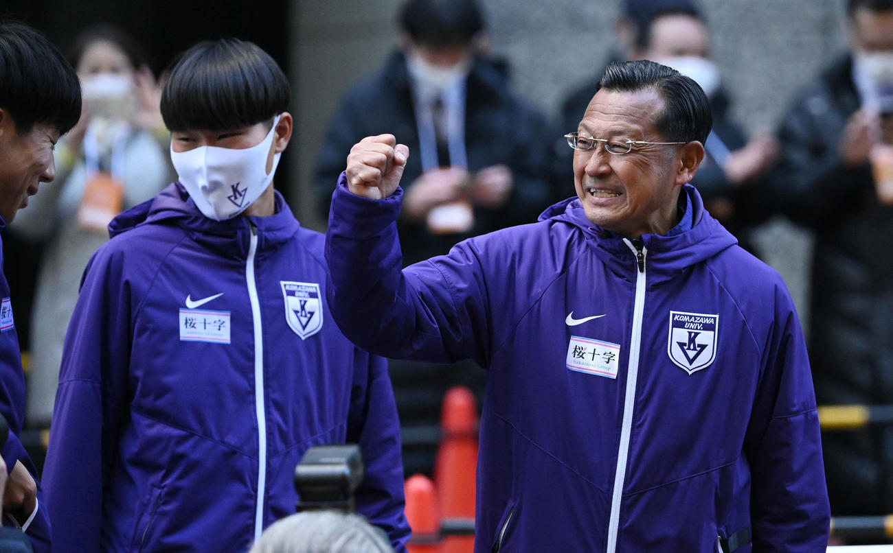 総合優勝を遂げガッツポーズする駒大・大八木監督（右）（撮影・滝沢徹郎）