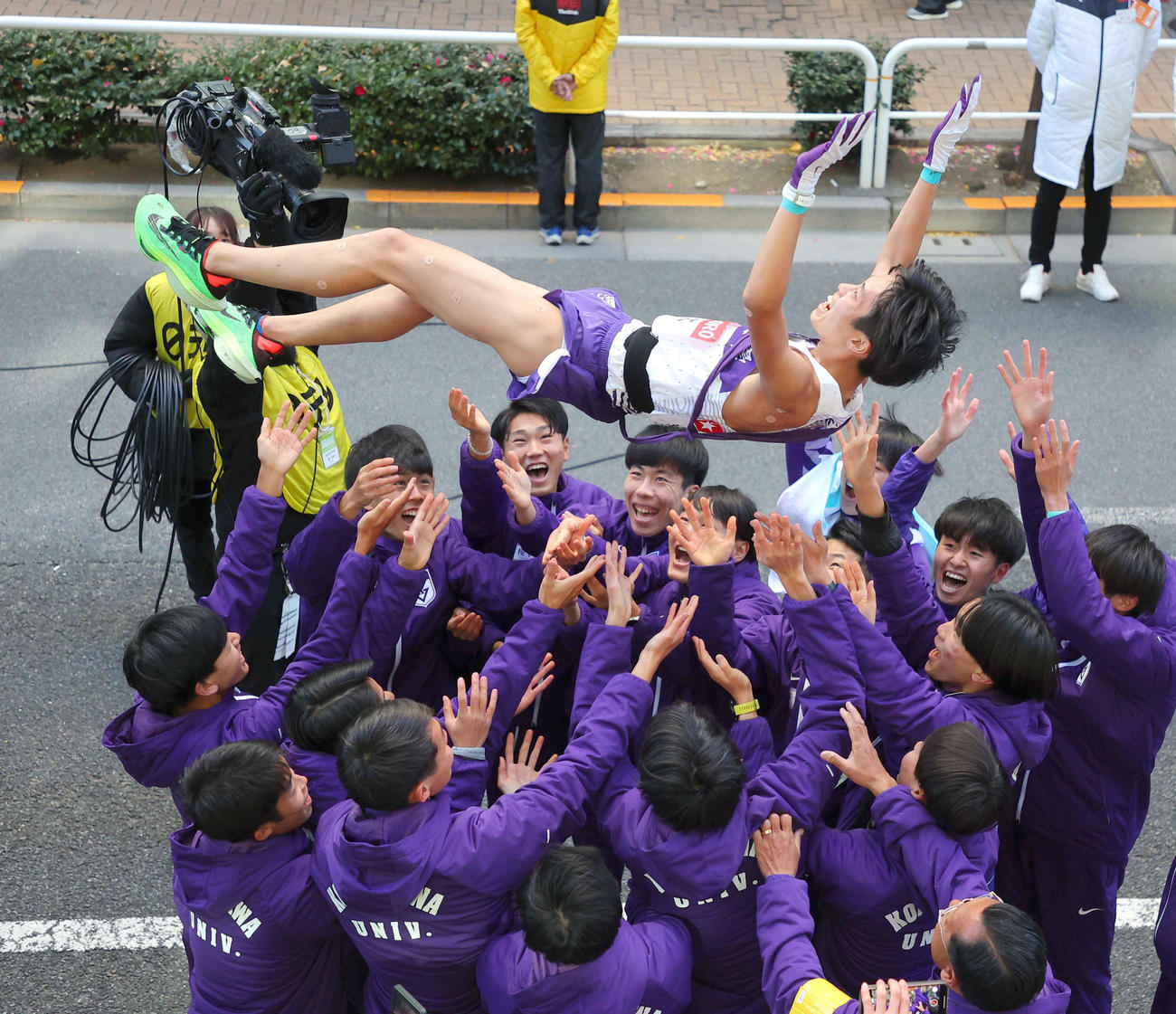 優勝を果たし、10区青柿を胴上げして喜ぶ田沢（後方中央）ら駒大の選手たち。手前右は大八木監督（代表撮影）