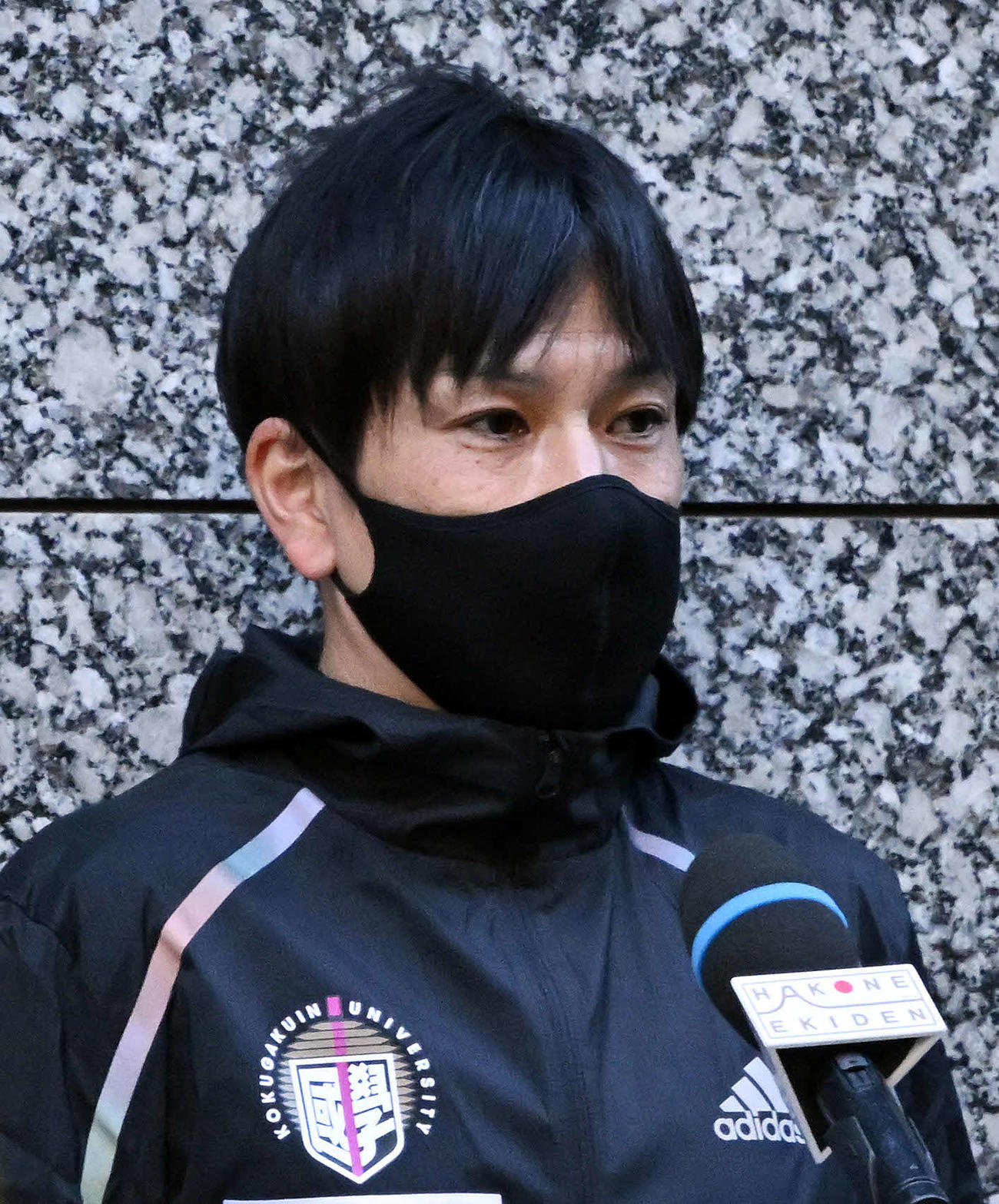 総合4位となり取材に応じる国学院大・前田監督（撮影・滝沢徹郎）
