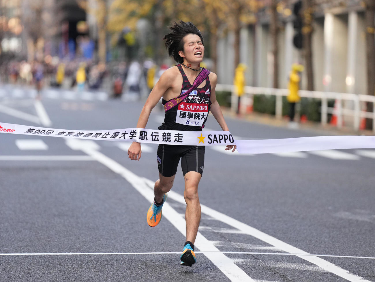 4位でゴールする国学院大10区瀬尾（撮影・菅敏）