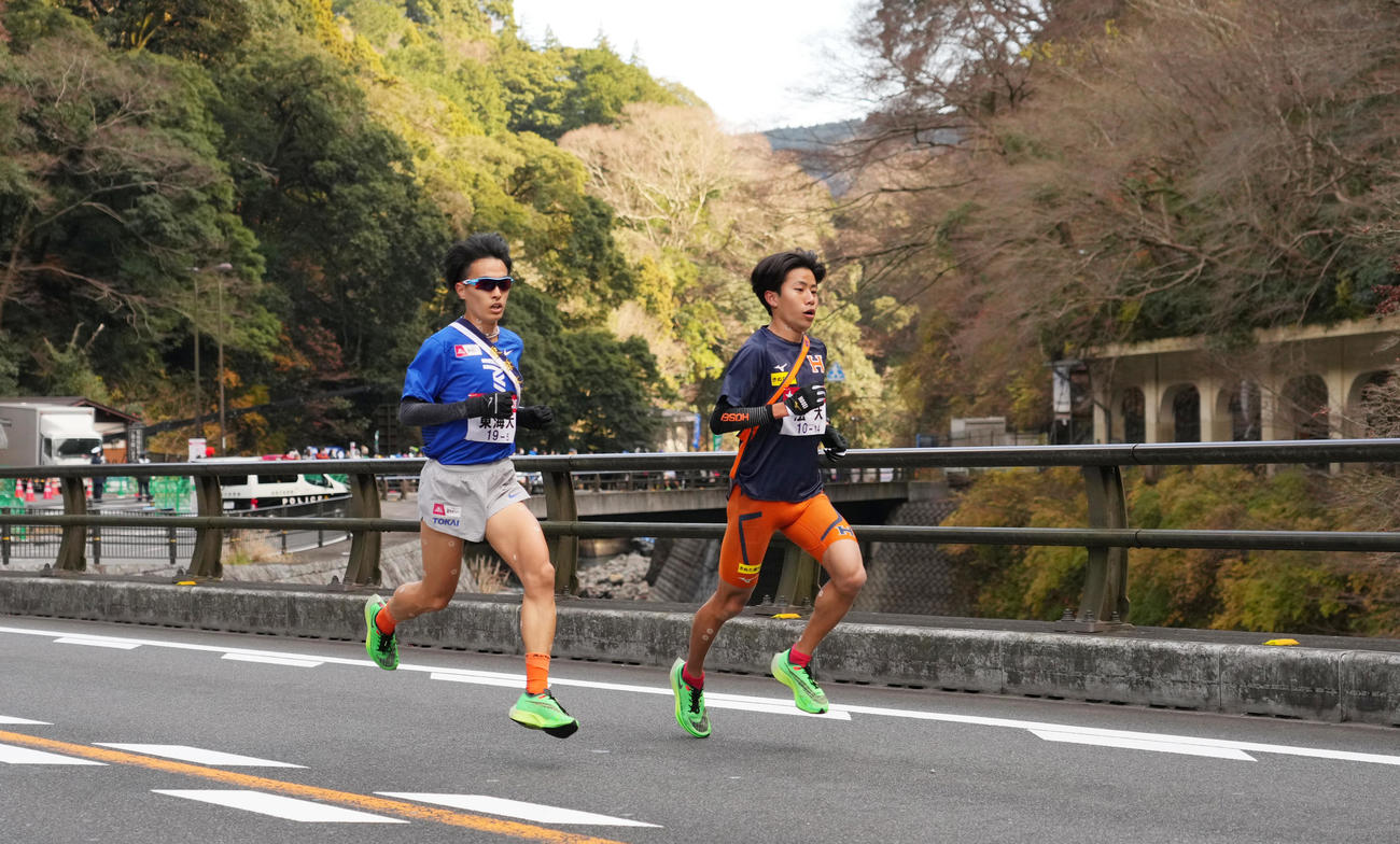 箱根町の函嶺洞門を横目に力走する東海大5区杉本（左）と法大5区細迫（撮影・菅敏）