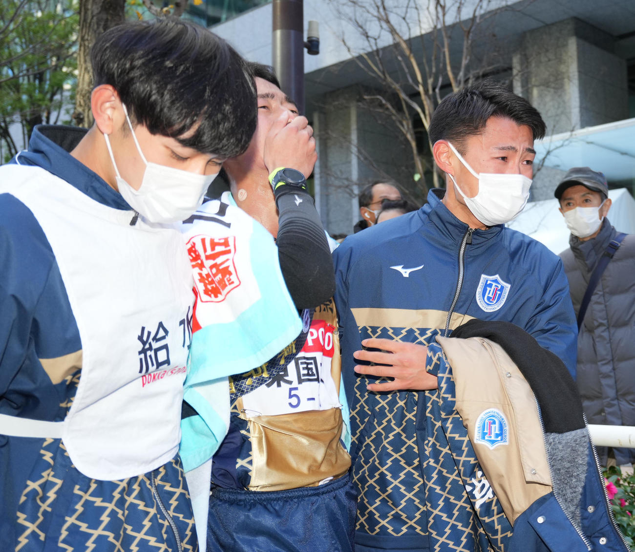 11位でゴールし、涙を流す東京国際大10区堀畑（中央）（撮影・菅敏）