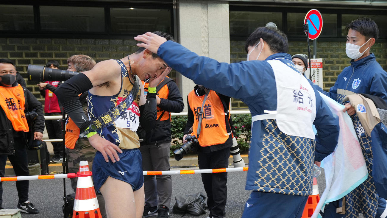 11位でゴールし、涙を流す東京国際大10区堀畑（左）（撮影・菅敏）