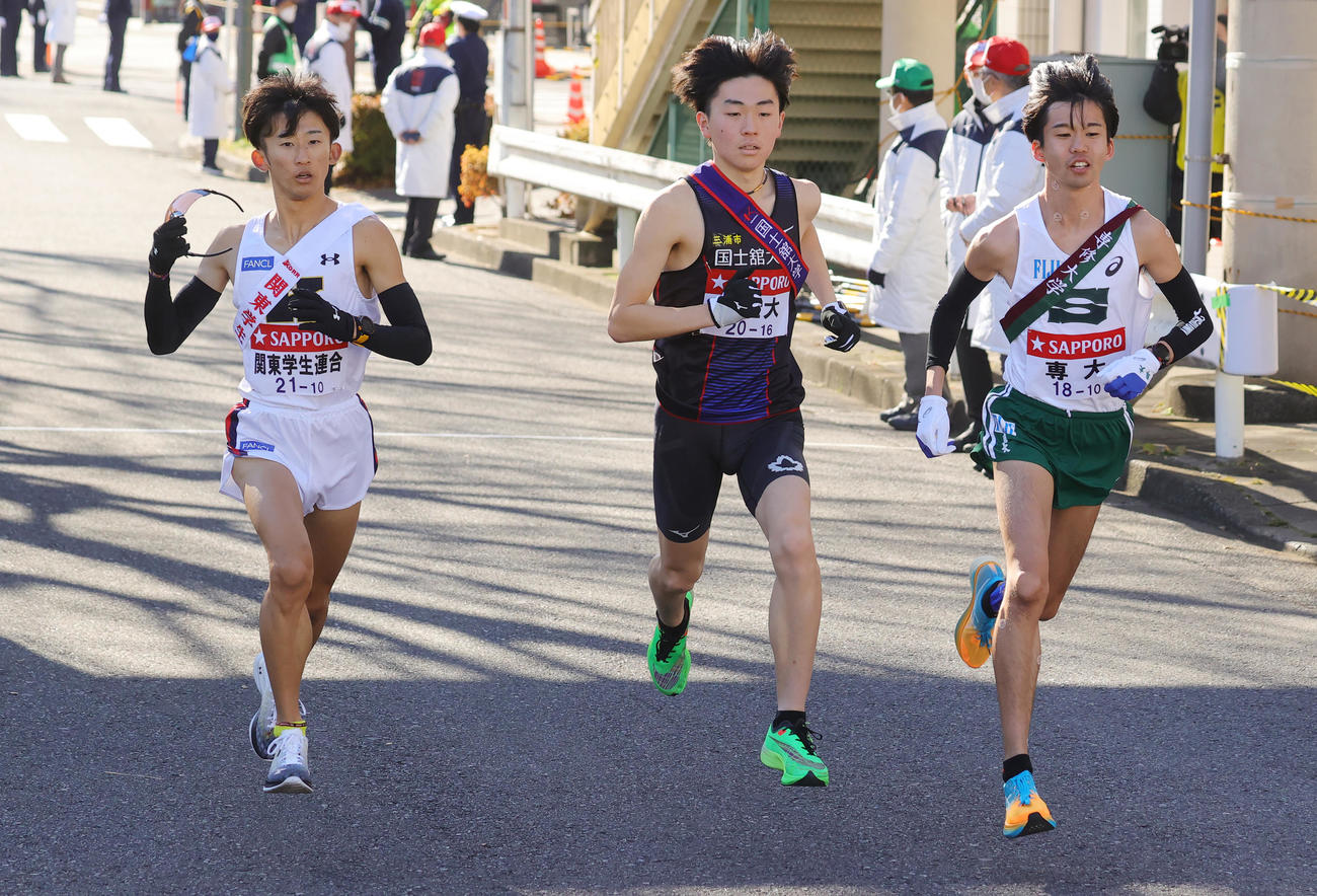 鶴見中継所を繰り上げスタートする左から関東学生連合10区の慶大・貝川、国士舘大10区川勝、専大10区小島（撮影・野上伸悟）