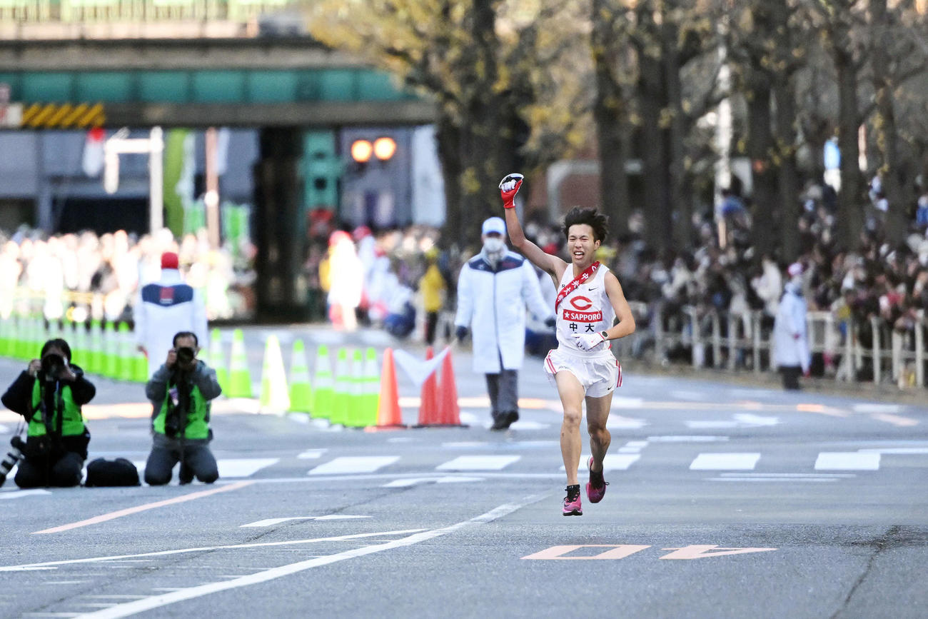 ガッツポーズでゴールへ向かう中大10区助川（撮影・滝沢徹郎）