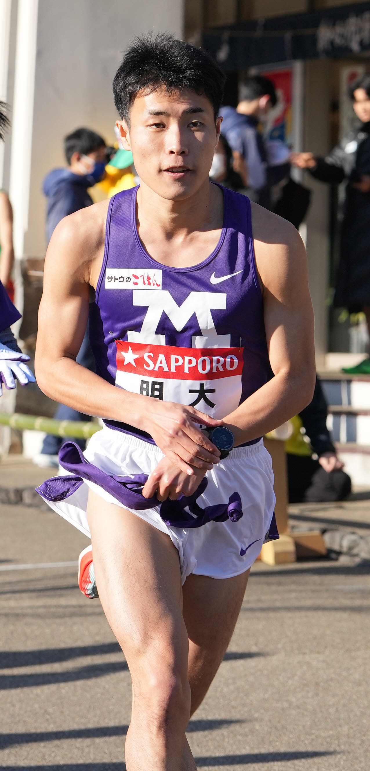 明大7区杉は小田原中継所を出発する（撮影・鈴木みどり）