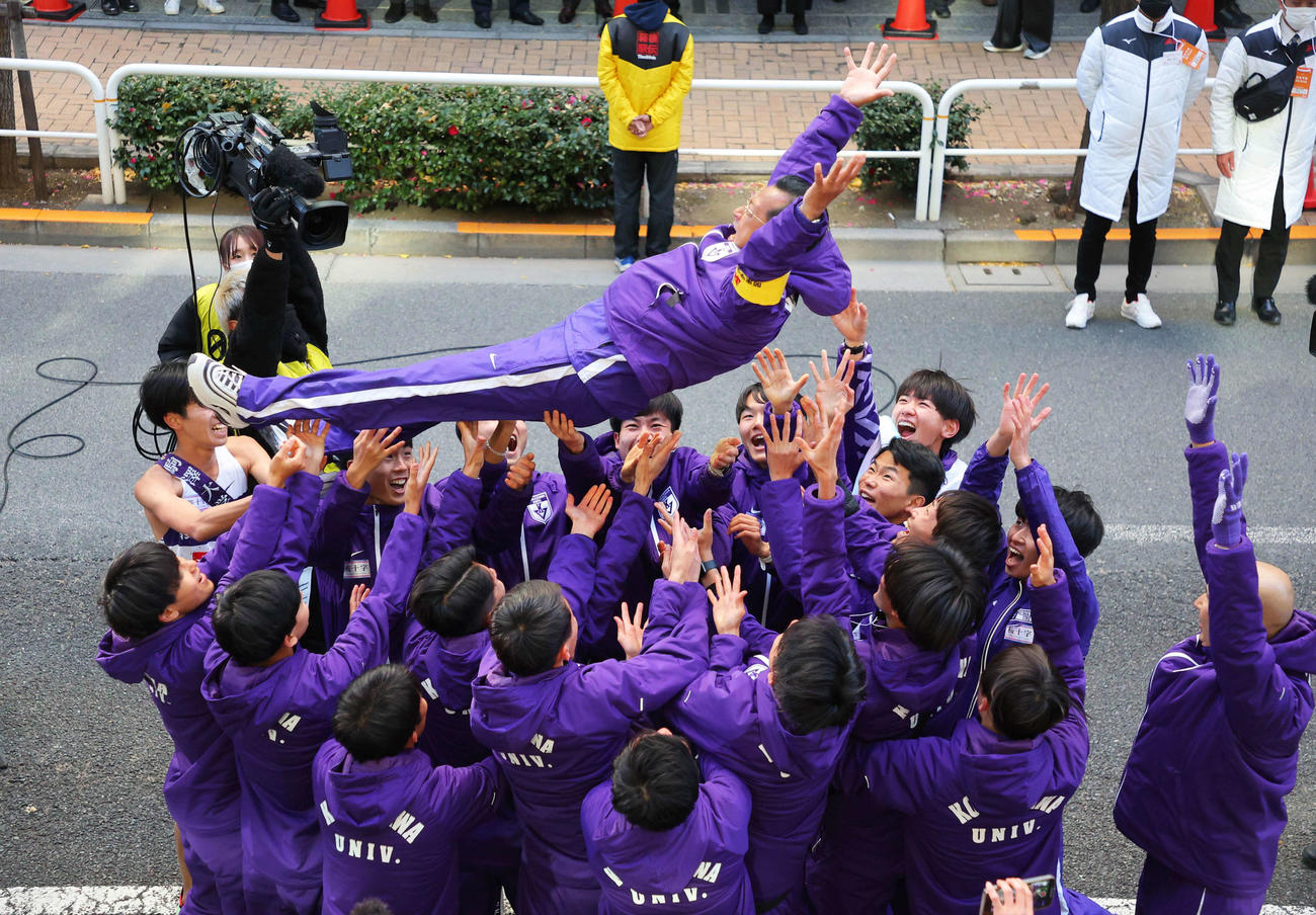 優勝を果たし、大八木監督を胴上げして喜ぶ駒大の選手たち（代表撮影）
