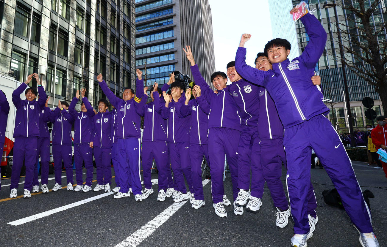 2年ぶり8度目の総合優勝で学生駅伝3冠を達成し、3本指で歓喜する田沢（右から4人目）ら駒大の選手たち（代表撮影）