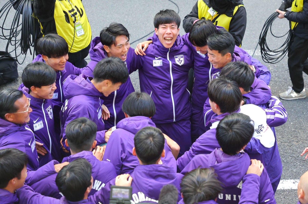 優勝を果たし、輪になって喜ぶ田沢（後方中央右）ら駒大の選手たち。左端は大八木監督（代表撮影）
