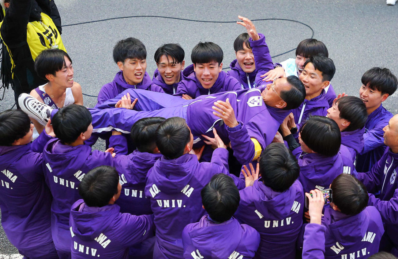 優勝を果たし、大八木監督を胴上げして喜ぶ田沢（後方中央）ら駒大の選手たち。後方左は10区青柿（代表撮影）