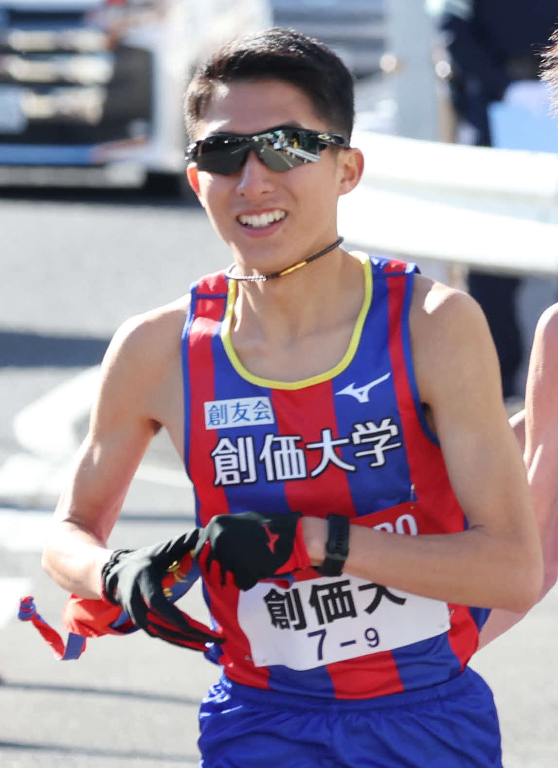 第99回箱根駅伝　復路　戸塚中継所　創価大8区桑田大輔（右）は9区緒方貴典にたすきを渡した
