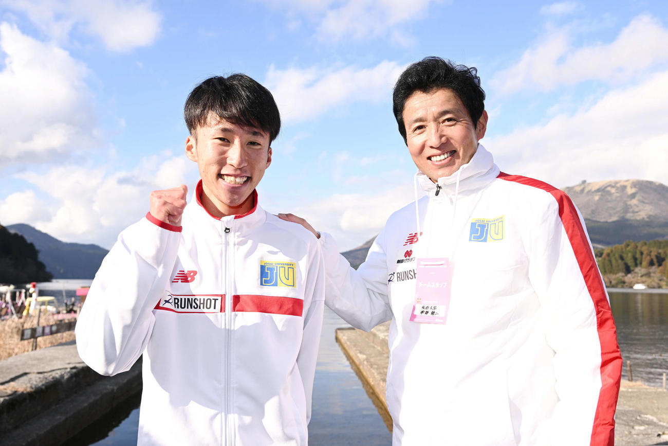 23年1月2日、5区区間賞の城西大・山本唯翔（左）は櫛部監督からねぎらわれる
