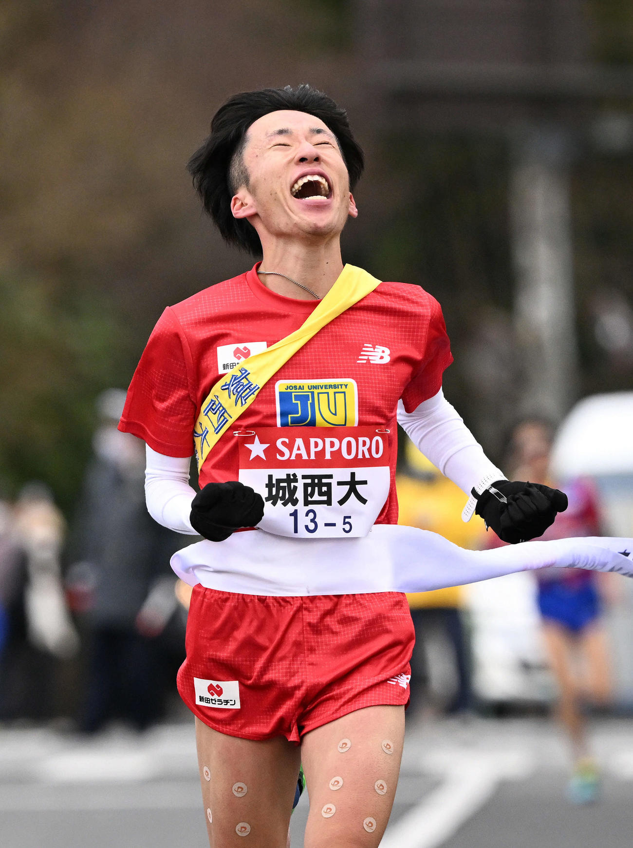 23年1月2日、往路でゴールし喜ぶ城西大5区山本唯翔