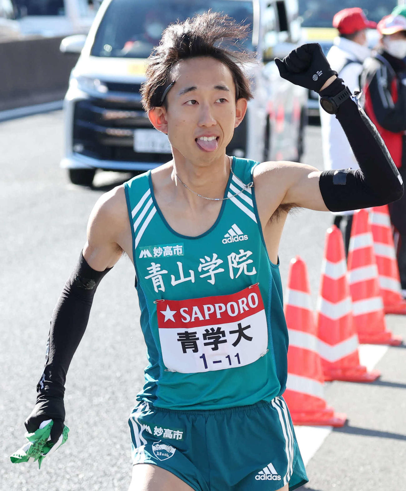 戸塚中継所で青学大8区田中からたすきを受け走り出す9区岸本（撮影・宮地輝）
