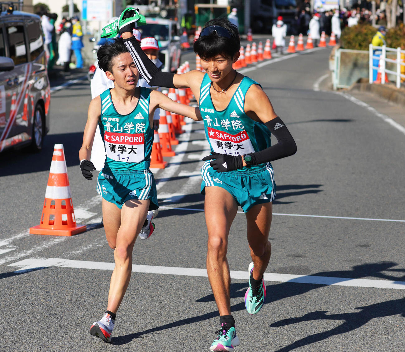 平塚中継所、8位でたすきをつなぐ青学大7区佐藤（左）と8区田中（代表撮影）