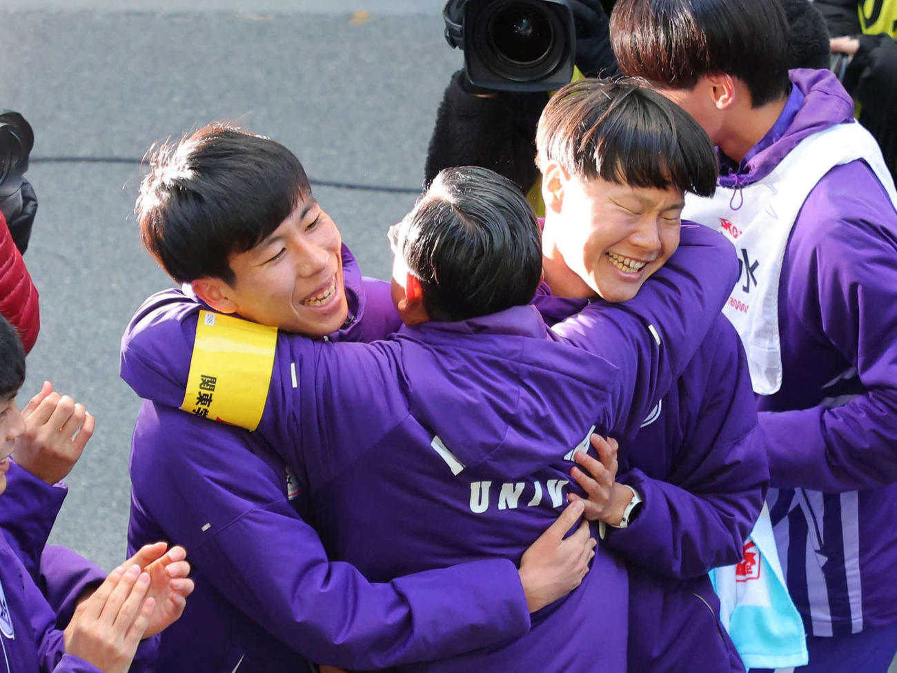 悲願の優勝を果たし、大八木監督（中央）と抱き合う田沢（左）ら駒大の選手たち（代表撮影）