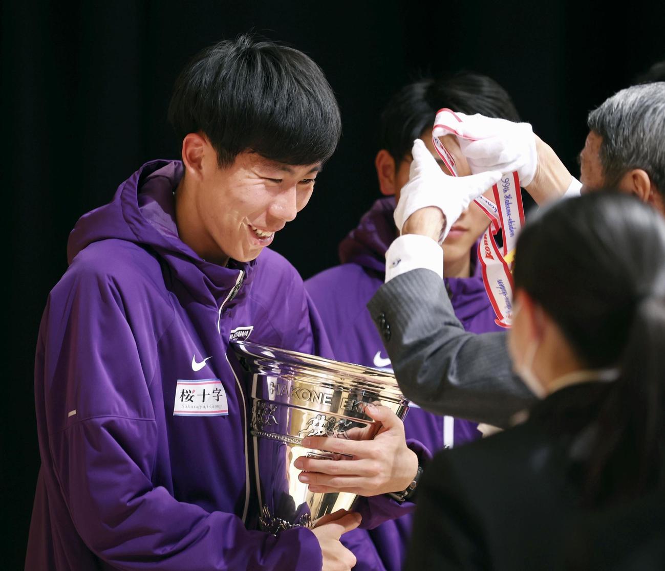 閉会式で表彰され、笑顔を見せる駒大・田沢（代表撮影）