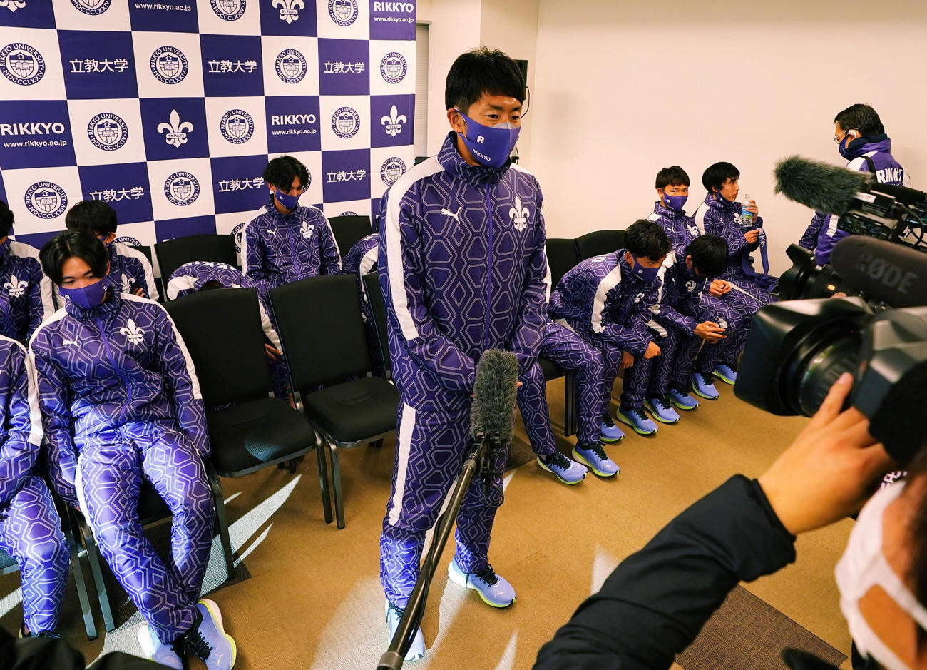 18位に終わり、インタビューに応じる立大の上野監督（撮影・狩俣裕三）