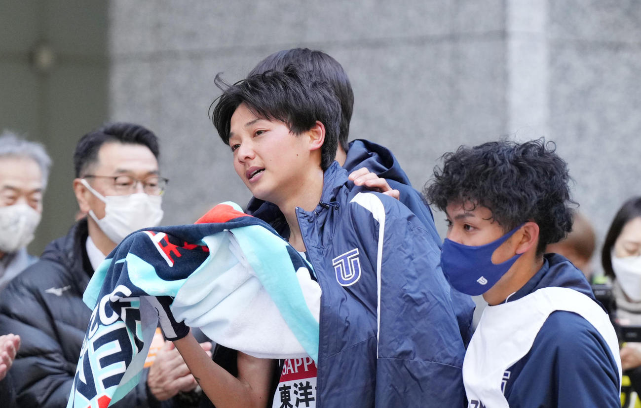 10位でゴールし、引き揚げる東洋大10区清野（左）（撮影・菅敏）
